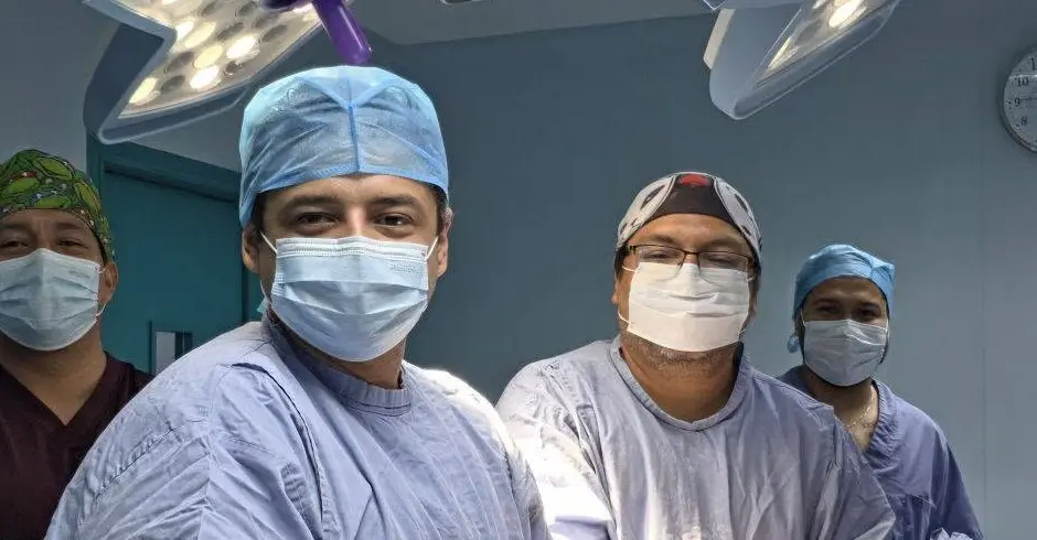Equipo médico de CECAV en quirófano, de frente y sonriendo