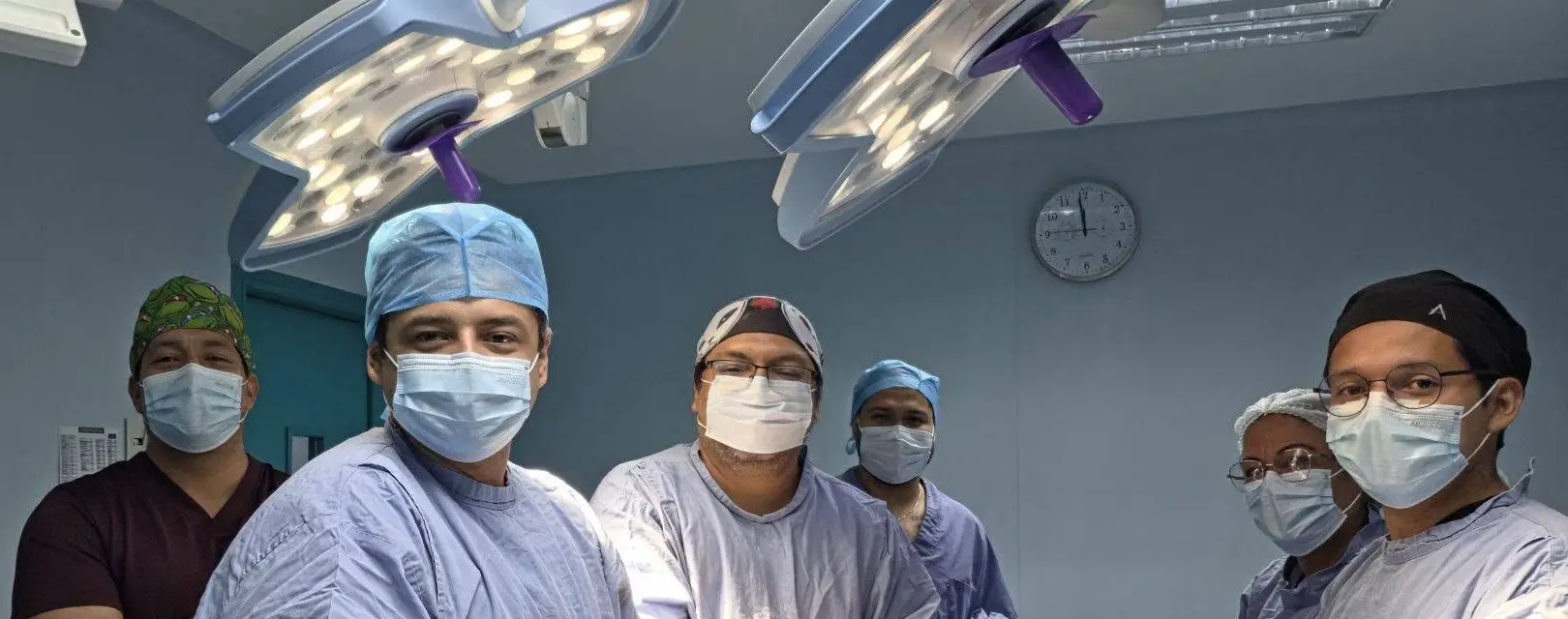 Equipo médico de CECAV en quirófano