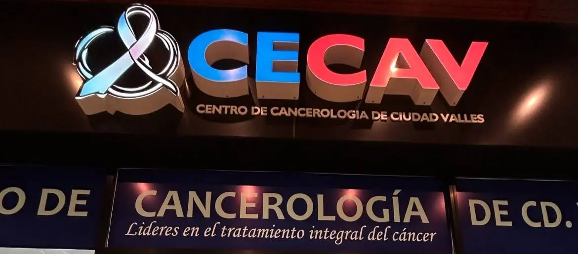 Letrero luminoso de CECAV, Centro de Cancerología de Ciudad Valles, en la entrada de Plaza Punto Novel